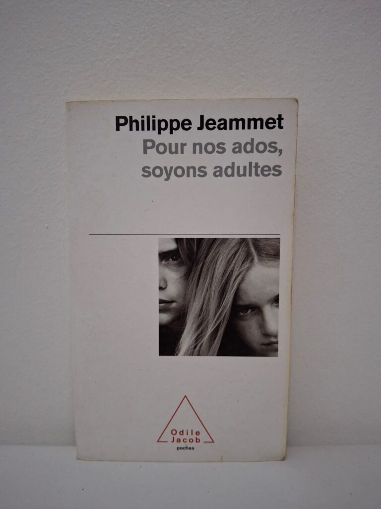 Dans cet ouvrage, le célèbre psychiatre et psychanalyste Philippe Jeammet s'adresse aux parents et éducateurs pour redéfinir leur rôle face à la crise d'adolescence. Il soutient que pour aider les jeunes à grandir, les adultes doivent assumer leur propre autorité et leur positionnement, sans chercher à être les "copains" de leurs enfants. Le livre explore le besoin de limites structurantes et de repères solides que les adolescents recherchent inconsciemment pour se construire en toute sécurité.