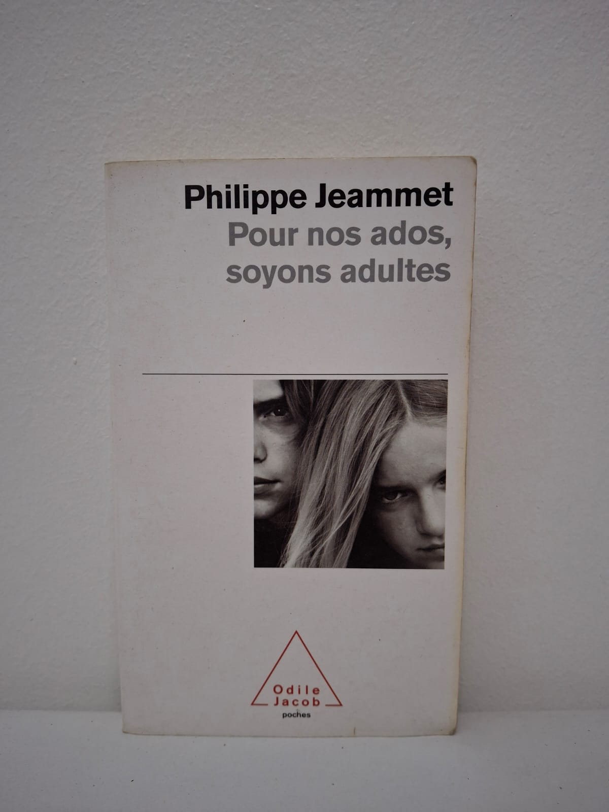 Pour nos ados, soyons adultes Dans cet ouvrage, le célèbre psychiatre et psychanalyste Philippe Jeammet s'adresse aux parents et éducateurs pour redéfinir leur rôle face à la crise d'adolescence. Il soutient que pour aider les jeunes à grandir, les adultes doivent assumer leur propre autorité et leur positionnement, sans chercher à être les "copains" de leurs enfants. Le livre explore le besoin de limites structurantes et de repères solides que les adolescents recherchent inconsciemment pour se construire en toute sécurité.
