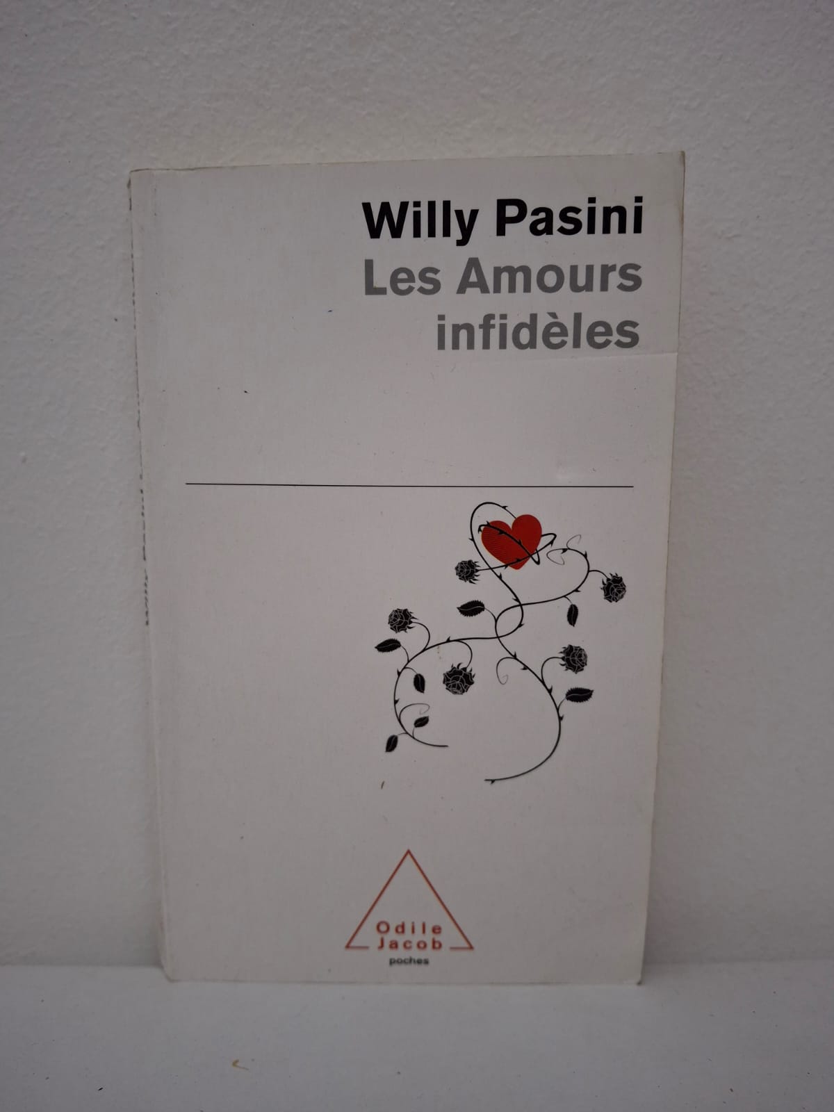 Les Amours infidèles Dans ce livre, le psychiatre et sexologue Willy Pasini explore les multiples facettes de l'infidélité dans le monde contemporain. Loin de se contenter d'un jugement moral, il analyse les causes psychologiques et sociales qui poussent à chercher ailleurs ce que l'on ne trouve plus (ou que l'on croit ne plus trouver) dans son couple. Il décortique les différents types d'infidélité — de l'aventure d'un soir à la double vie — et examine comment cette épreuve peut soit briser définitivement une relation, soit devenir l'occasion d'une remise à plat salutaire pour le couple.