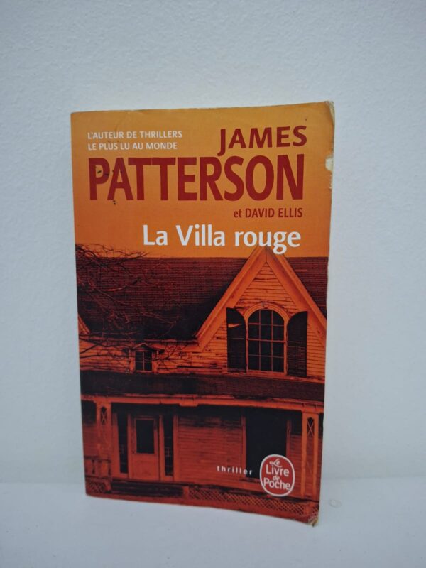 Dans ce thriller haletant, l'héroïne, une ancienne policière devenue avocate, se retrouve plongée dans une affaire criminelle complexe liée à une mystérieuse demeure : la Villa rouge. Entre secrets de famille enfouis, manipulations et dangers immédiats, elle doit mener une enquête périlleuse où chaque vérité découverte semble plus terrifiante que la précédente. Fidèle au style de James Patterson, le récit enchaîne les chapitres courts et les rebondissements pour maintenir une tension constante.