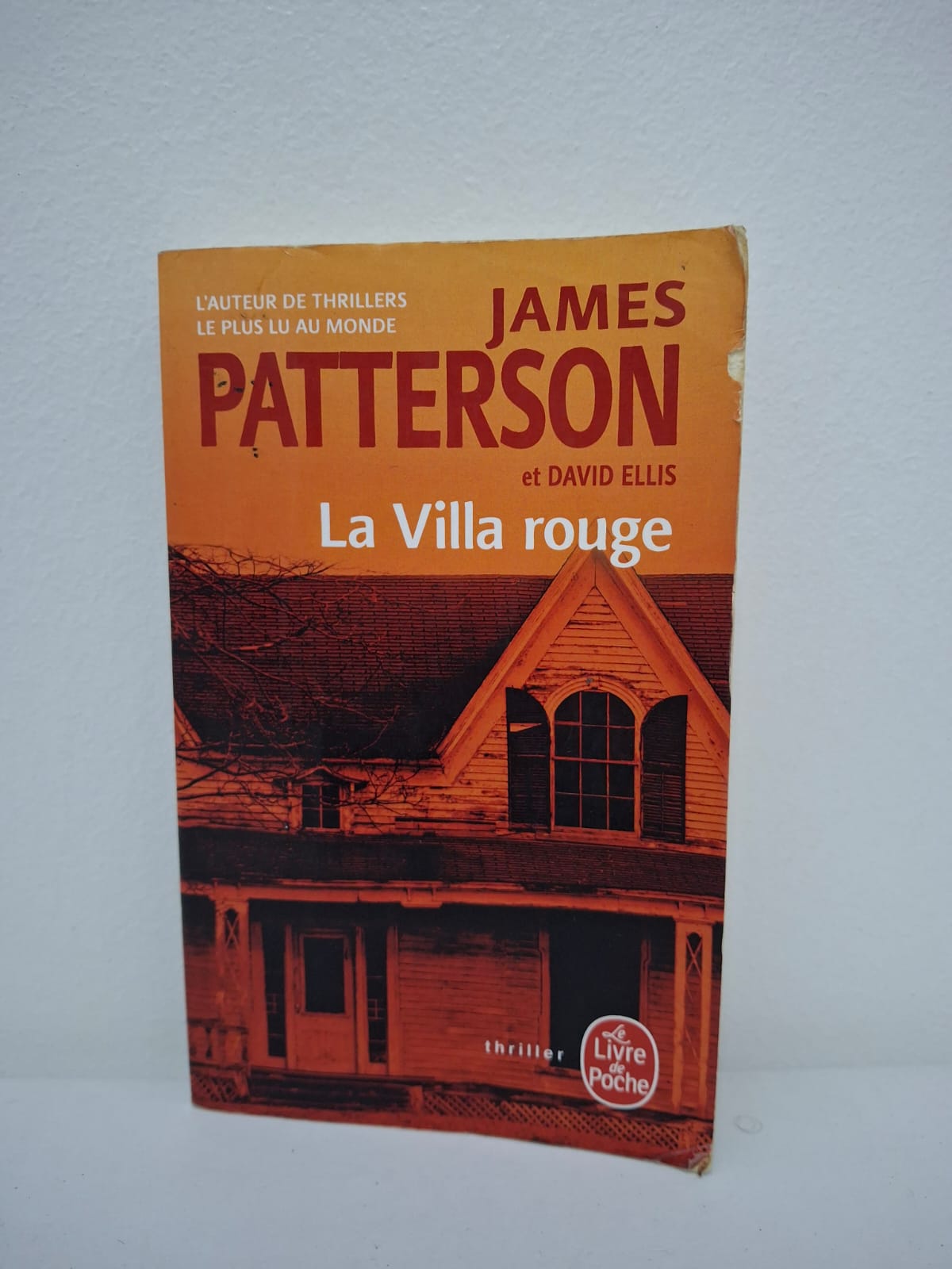 La Villa rouge Dans ce thriller haletant, l'héroïne, une ancienne policière devenue avocate, se retrouve plongée dans une affaire criminelle complexe liée à une mystérieuse demeure : la Villa rouge. Entre secrets de famille enfouis, manipulations et dangers immédiats, elle doit mener une enquête périlleuse où chaque vérité découverte semble plus terrifiante que la précédente. Fidèle au style de James Patterson, le récit enchaîne les chapitres courts et les rebondissements pour maintenir une tension constante.