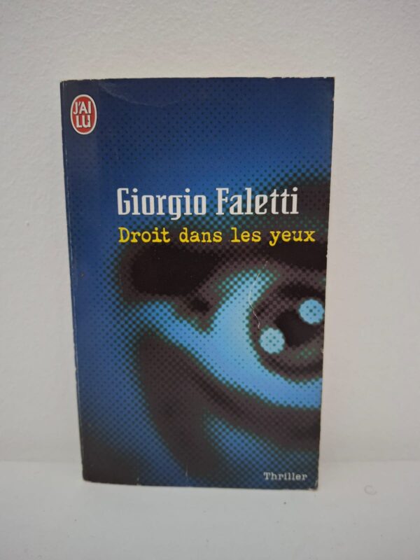Ce thriller nous plonge dans une intrigue sombre où le passé ne meurt jamais vraiment. L'histoire suit un homme dont la vie bascule lorsqu'il se retrouve confronté à une série de meurtres violents qui semblent liés à son propre passé. Faletti, maître du suspense italien, tisse une toile complexe de secrets et de faux-semblants, où la psychologie des personnages est aussi importante que l'action. C'est un récit intense sur la vengeance, la culpabilité et la recherche de la vérité, même quand celle-ci est insoutenable à regarder "droit dans les yeux".