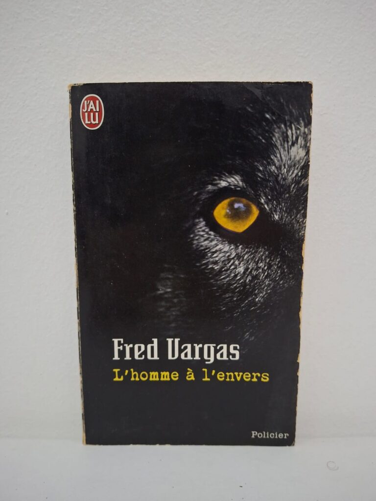 Dans le Mercantour, des brebis sont égorgées et une rumeur de loup-garou commence à terrifier les villageois. Le commissaire Jean-Baptiste Adamsberg, fidèle à son intuition légendaire, se rend sur place pour enquêter. Il suit la trace d'un homme étrange, soupçonné d'être une "crête" (un homme qui se transforme en loup). C'est une enquête atmosphérique, à la fois poétique et mystérieuse, où la légende flirte avec la réalité criminelle.