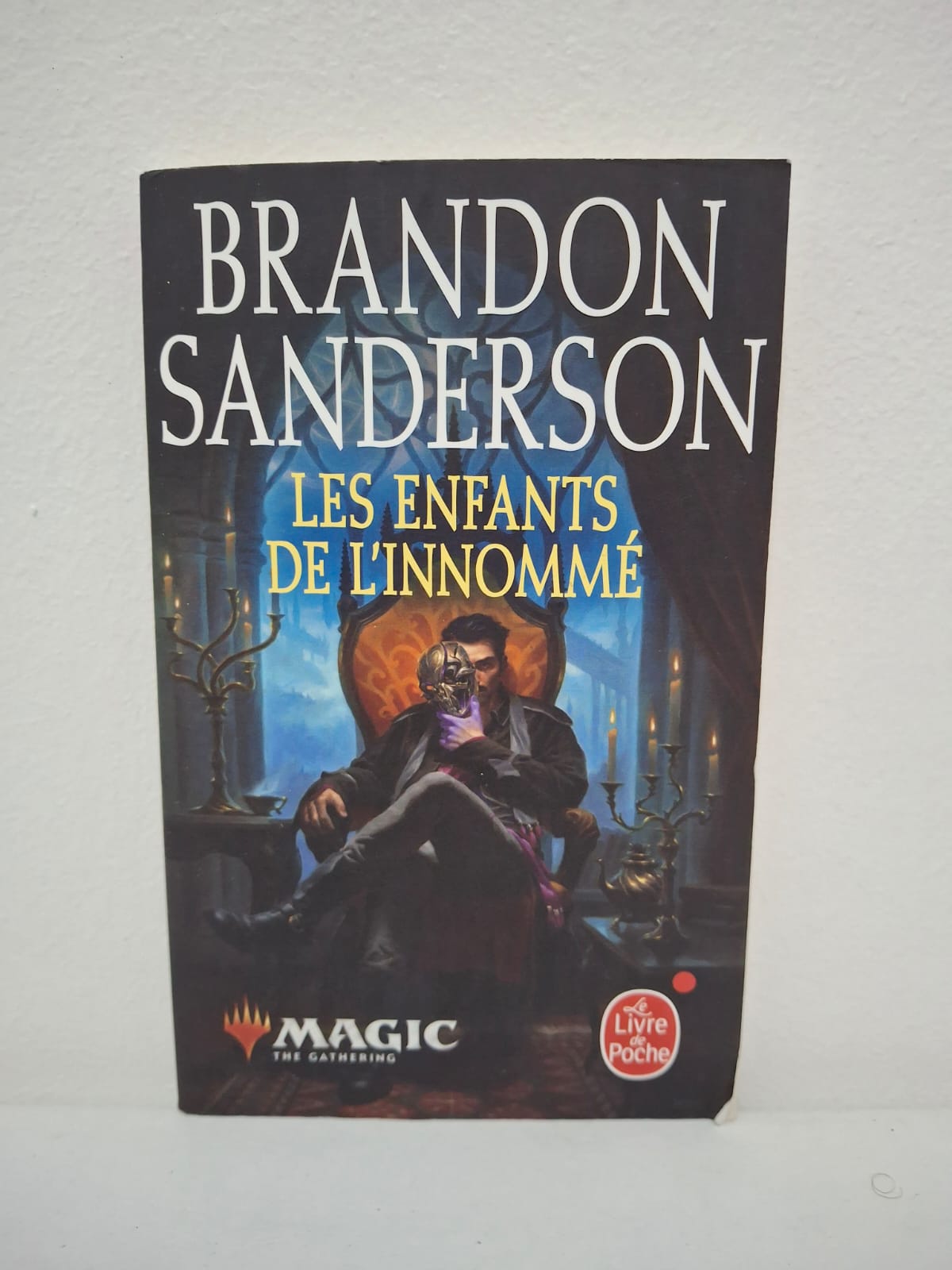 Les Enfants de l'Innommé Ce roman court se déroule sur le plan d'Innistrad, un monde de dark fantasy. L'histoire suit Tacenda, une jeune fille dont le village a été dévasté par des forces surnaturelles. Pour sauver ce qui peut l'être, elle doit s'allier au Seigneur Davriel Cane, un planeswalker mystérieux et égoïste qui préfère la tranquillité aux actes héroïques. Ensemble, ils affrontent des entités démoniaques dans une intrigue mêlant magie, pactes et humour cynique