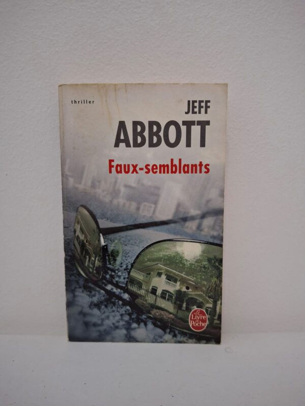 Jeff Abbott, maître du thriller technologique et psychologique, nous plonge ici dans une machination infernale. Un homme ordinaire voit sa vie voler en éclats lorsqu'il découvre que son entourage n'est pas ce qu'il prétend être. Entre usurpation d'identité, secrets d'État et paranoïa, il doit courir pour sa survie tout en essayant de démêler le vrai du faux. C'est un récit nerveux, idéal pour les amateurs de suspense à la "Bourne".