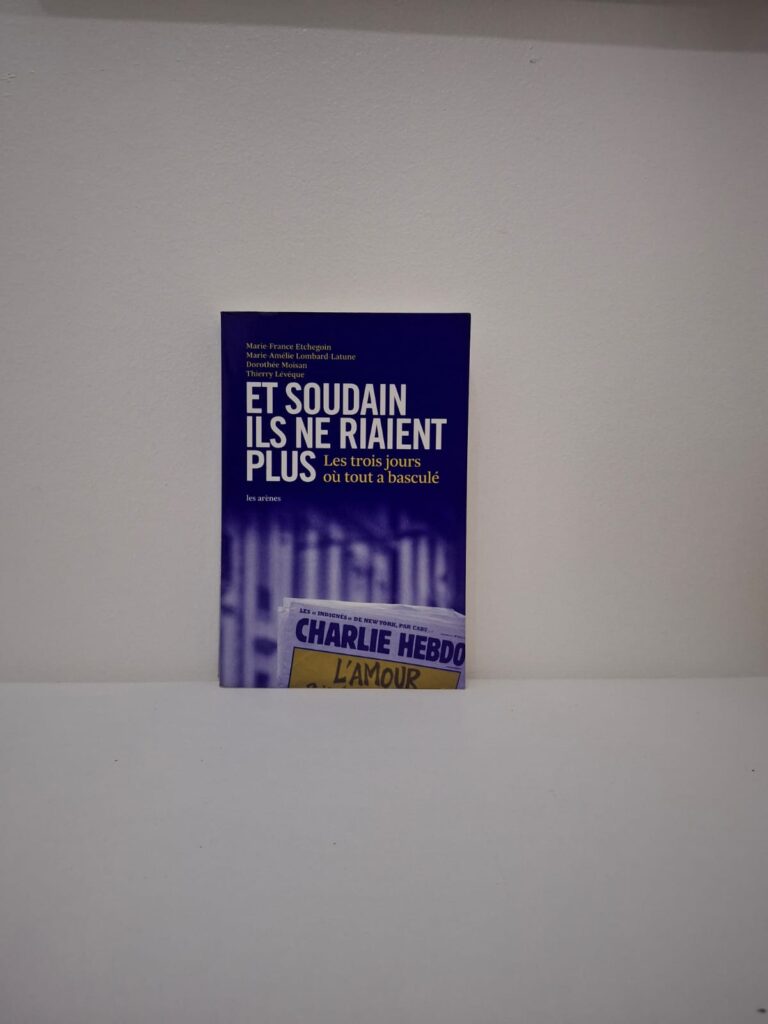 Ce récit retrace minute par minute les attentats de janvier 2015 contre Charlie Hebdo et l'Hyper Cacher. Les auteurs livrent une enquête chorale sur ces trois jours de terreur qui ont traumatisé la France. Le livre explore les failles de sécurité, le parcours des terroristes et le courage des victimes. C'est un témoignage historique crucial pour comprendre ce moment de bascule de la société contemporaine.