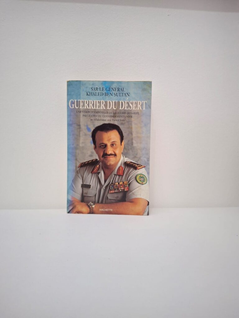 Ce livre offre une vision personnelle et détaillée de la guerre du Golfe par le commandant des forces interalliées. L'auteur y décrit les défis logistiques et stratégiques uniques rencontrés lors de la libération du Koweït. Il explore également les dynamiques complexes de la coopération militaire entre les nations arabes et occidentales. C'est un témoignage de premier plan sur l'un des conflits les plus marquants de la fin du XXe siècle