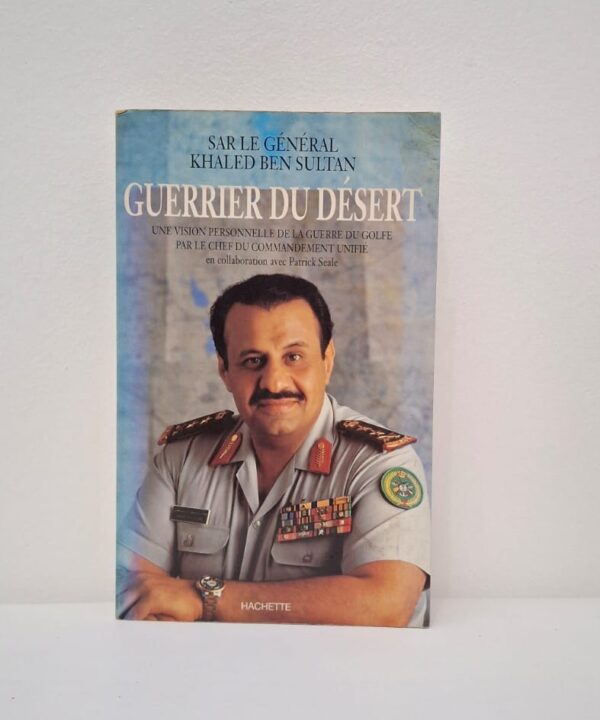 Ce livre offre une vision personnelle et détaillée de la guerre du Golfe par le commandant des forces interalliées. L'auteur y décrit les défis logistiques et stratégiques uniques rencontrés lors de la libération du Koweït. Il explore également les dynamiques complexes de la coopération militaire entre les nations arabes et occidentales. C'est un témoignage de premier plan sur l'un des conflits les plus marquants de la fin du XXe siècle