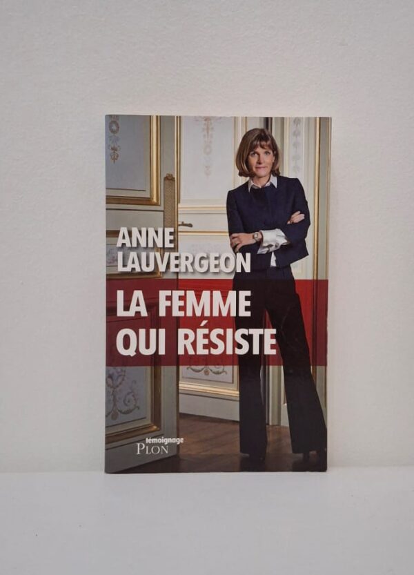 Ancienne dirigeante d'Areva, Anne Lauvergeon livre un récit sans concession sur les coulisses du pouvoir industriel et politique français. Elle revient sur son éviction brutale et dénonce les réseaux d'influence, les trahisons et les guerres d'ego au sommet de l'État. L'ouvrage est un témoignage rare sur la place d'une femme à la tête d'un géant du nucléaire mondial. À travers son parcours, elle offre une analyse percutante sur la résistance face aux pressions d'un système souvent opaque.