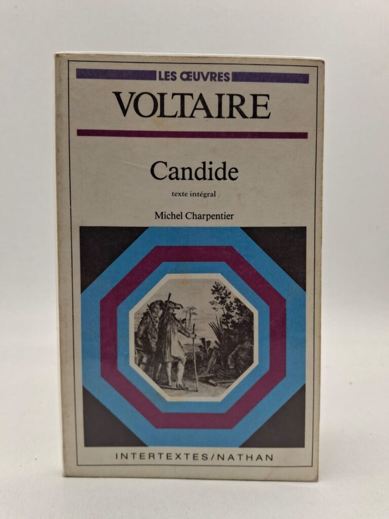 Ce chef-d'œuvre suit les aventures de Candide, un jeune homme naïf chassé de son château natal pour avoir aimé la fille du baron. Accompagné de son maître Pangloss, il parcourt le monde et subit d'innombrables malheurs qui mettent à l'épreuve sa croyance en l'optimisme. Voltaire utilise ce voyage pour satiriser la métaphysique de son temps et dénoncer l'intolérance, la guerre et le fanatisme religieux. Le récit se conclut par une célèbre leçon de sagesse pratique : l'importance de délaisser les théories vaines pour "cultiver notre jardin