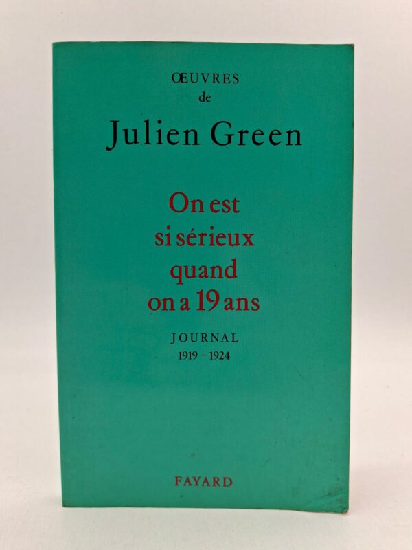 Ce volume constitue le premier tome du journal de Julien Green, couvrant les années 1919 à 1924. L'auteur y livre ses réflexions de jeunesse, ses doutes spirituels et ses premières ambitions littéraires après la Grande Guerre. Il dépeint avec une grande sensibilité ses années de formation universitaire aux États-Unis et son retour en France. C'est un témoignage intime précieux sur la construction d'une identité d'écrivain entre deux cultures.