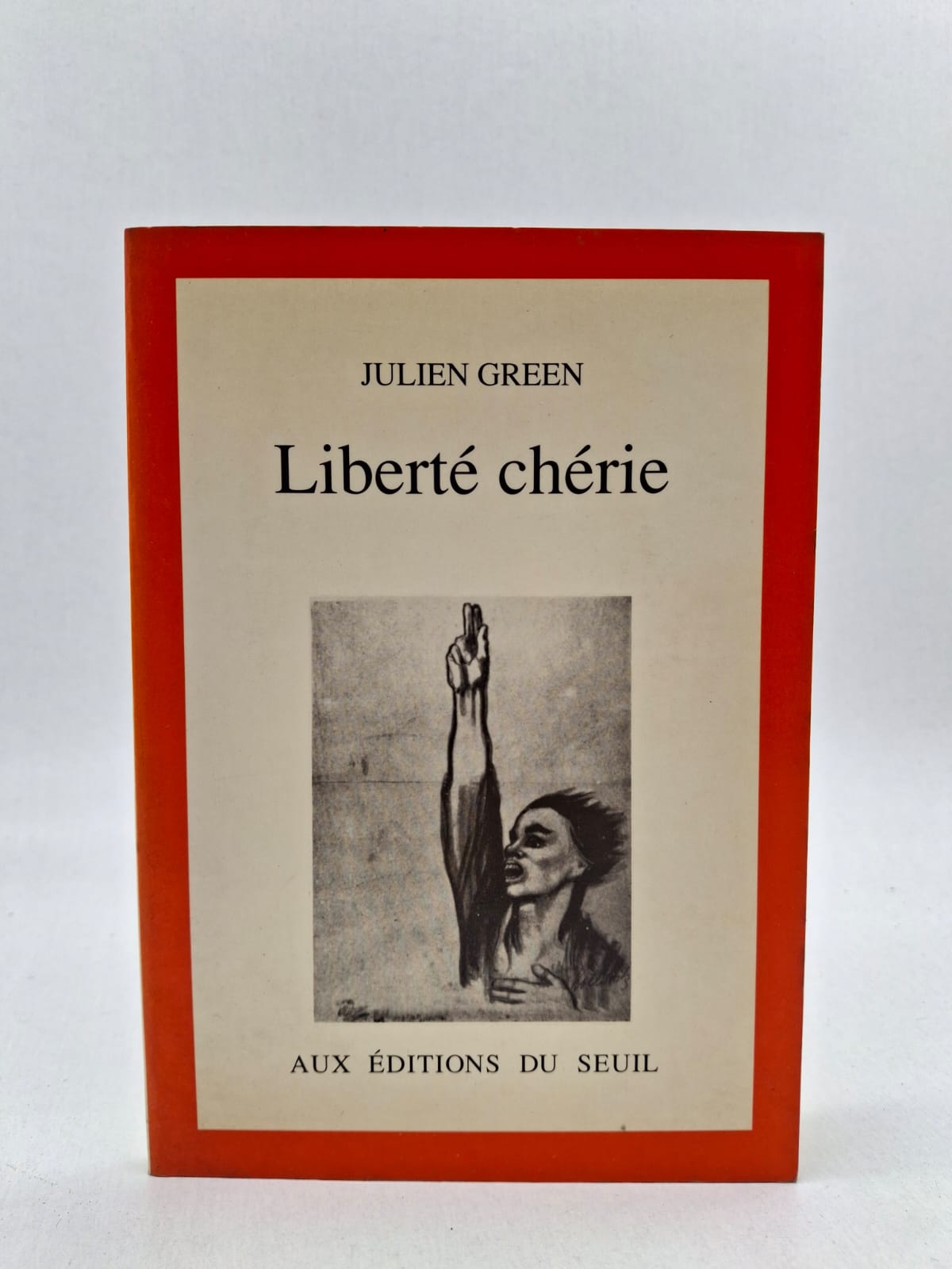 Liberté chérie Ce recueil rassemble des textes écrits par Julien Green durant la Seconde Guerre mondiale, alors qu'il était exilé aux États-Unis. L'auteur y exprime son attachement viscéral à la France et sa réflexion sur la liberté face à l'oppression nazie. À travers des chroniques et des méditations, il explore la dimension spirituelle et morale du combat pour la dignité humaine. C'est une œuvre de résistance intellectuelle empreinte d'une grande ferveur patriotique et d'une profonde nostalgie.