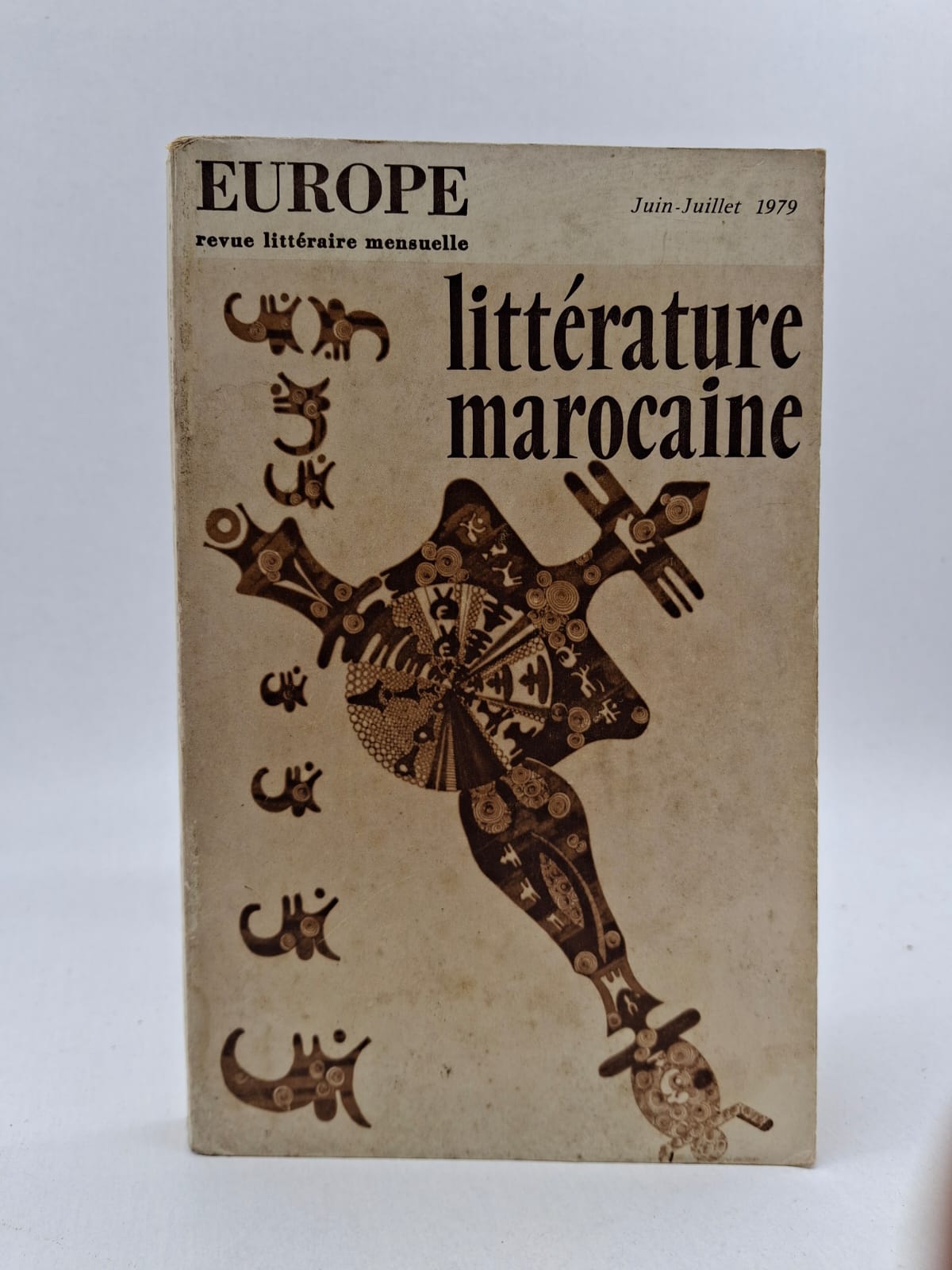 Littérature marocaine (Numéro spécial de la revue Europe Ce numéro spécial de la prestigieuse revue Europe est entièrement consacré à la richesse de la littérature marocaine de la fin des années 70. Il propose un panorama des voix majeures de l'époque, explorant tant la poésie que le roman et l'essai. L'ouvrage analyse les thématiques de l'identité, de l'engagement et de l'évolution des formes narratives au Maroc. C'est un document historique essentiel pour comprendre les racines et le rayonnement de la culture marocaine sur la scène littéraire francophone