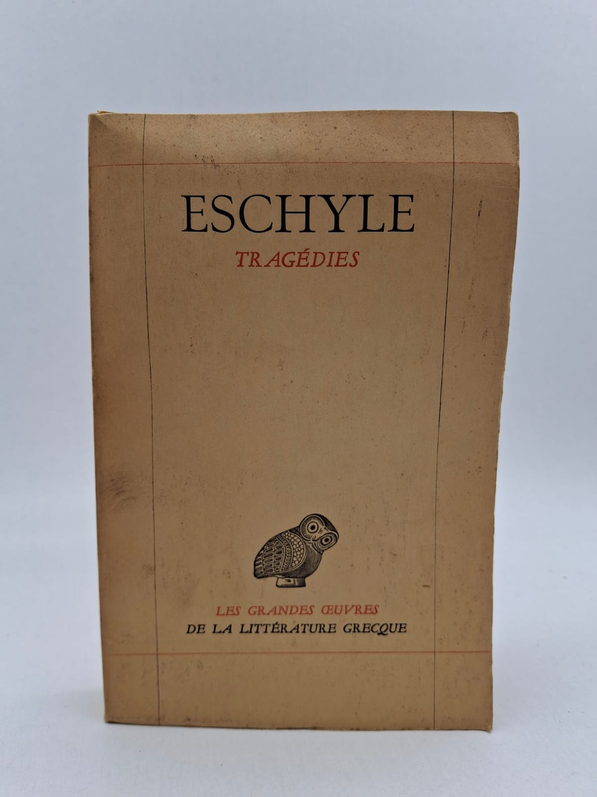 Tragédies Ce volume regroupe les pièces fondatrices du théâtre occidental écrites par le plus ancien des trois grands tragiques grecs. À travers des œuvres comme L'Orestie ou Les Perses, Eschyle explore les thèmes de la justice divine, de la fatalité et de la responsabilité humaine. Ses tragédies mettent en scène des conflits épiques entre les dieux et les hommes, illustrant la naissance de la conscience civique à Athènes. C'est une lecture essentielle pour comprendre les racines de la dramaturgie et la réflexion morale de l'Antiquité