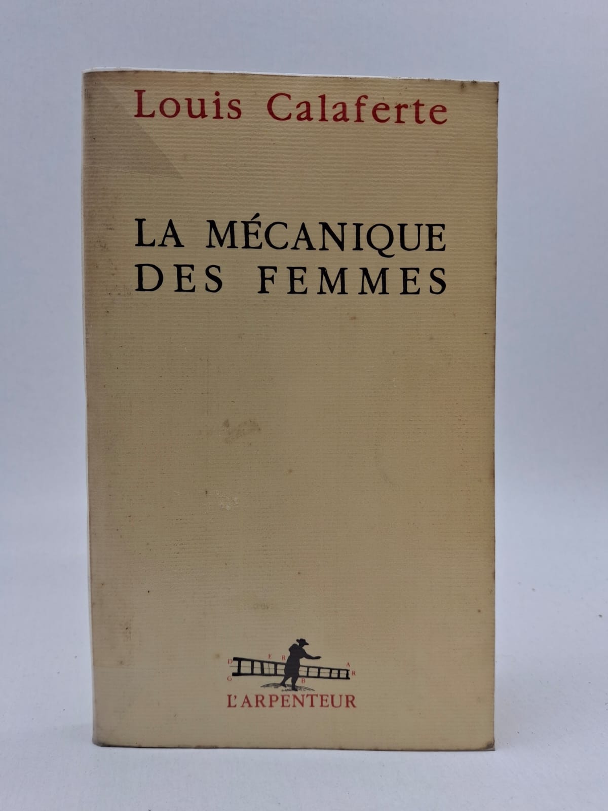 La Mécanique des femmes Ce texte audacieux se compose d'une suite de fragments et de scènes explorant la sexualité féminine avec une franchise absolue. Calaferte y déploie une écriture brute, dépouillée de tout sentimentalisme, pour capturer la réalité des corps et du désir. L'ouvrage est une immersion dans l'intimité, oscillant entre la description crue et une forme de poésie anatomique. À sa sortie, ce livre a marqué les esprits par sa liberté de ton et sa volonté de briser les tabous sur le plaisir et l'érotisme