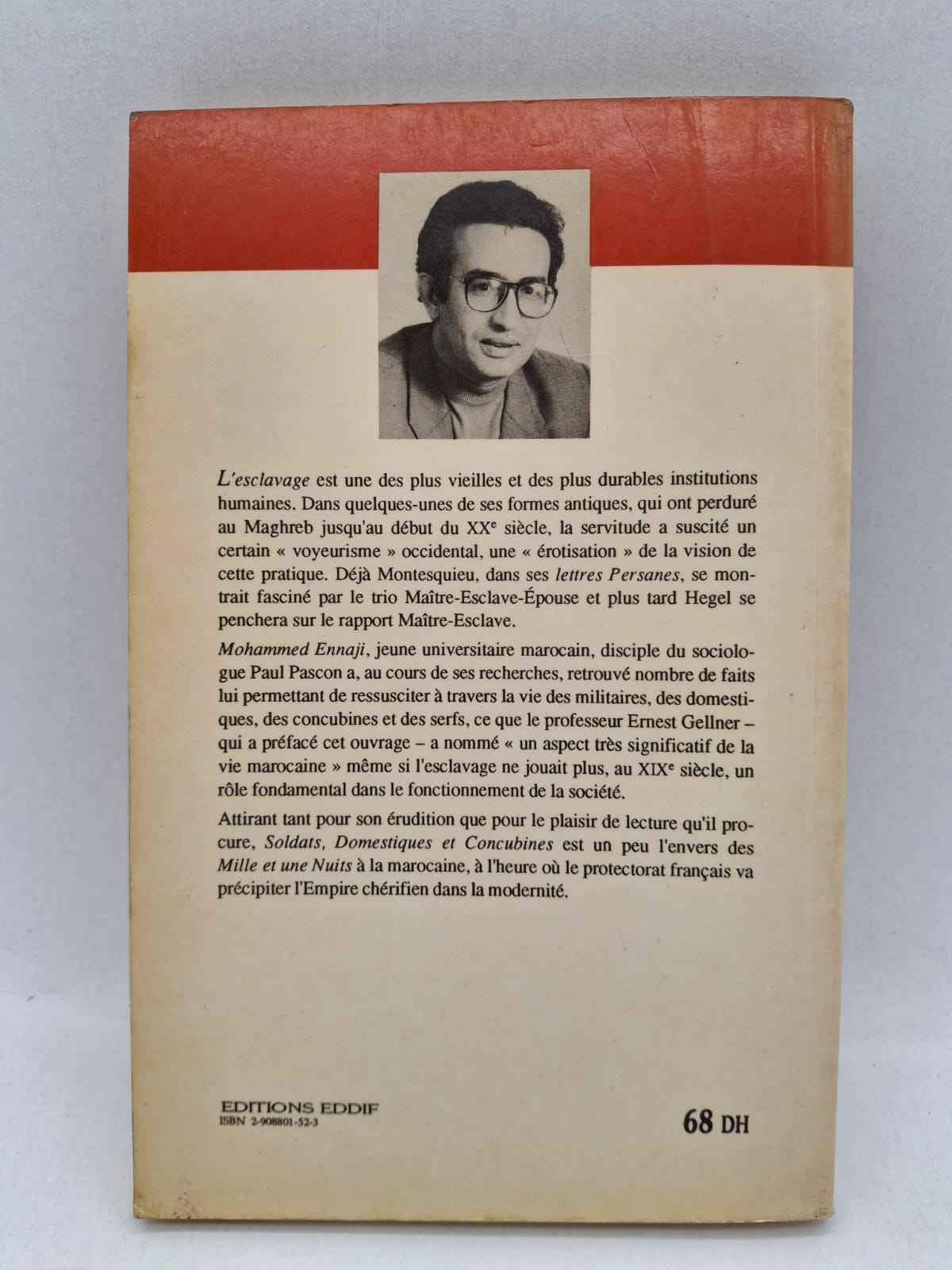 Soldats, Domestiques et Concubines Mohammed Ennaji Le livre analyse les différentes formes d’esclavage au Maroc durant le XIXᵉ siècle. Mohammed Ennaji montre comment les esclaves étaient intégrés dans l’armée, les maisons et les harems. L’ouvrage explique les relations sociales et le pouvoir liés à cette institution dans la société marocaine traditionnelle.