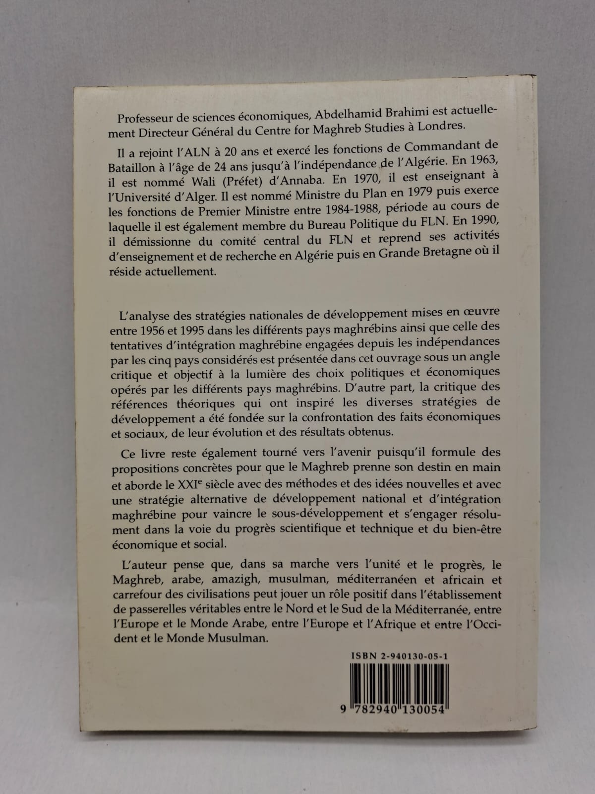 Le Maghreb à la croisée des chemins Le livre étudie les défis rencontrés par les pays du Maghreb dans un contexte de mondialisation et de mutations internationales. L’auteur examine les questions économiques, politiques et géostratégiques qui influencent la région. Il met en évidence les difficultés liées au développement, à l’intégration régionale et aux relations avec l’Occident.