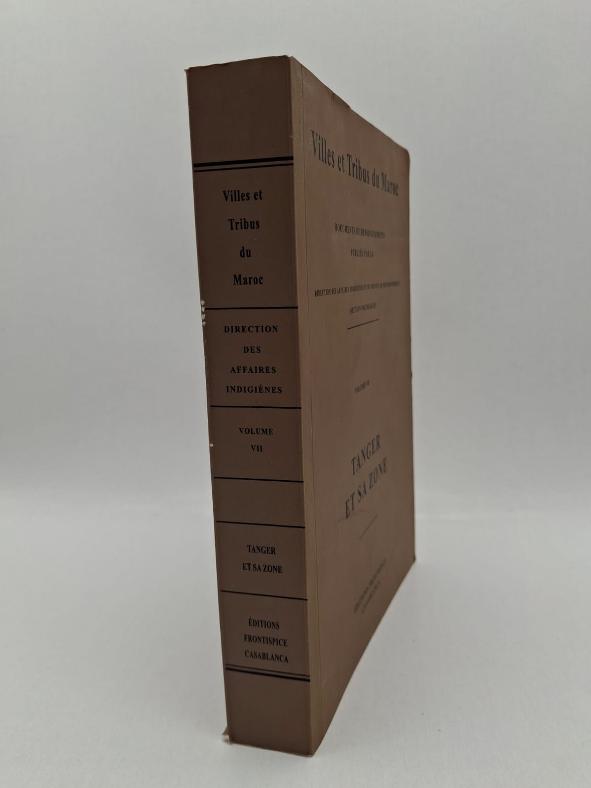 Villes et Tribus du Maroc – Volume VII Le livre décrit l’organisation sociale, économique et culturelle de Tanger et de sa zone. Il analyse les tribus, les villes et les populations de la région nord du Maroc. L’ouvrage fournit des renseignements historiques et administratifs sur cette région stratégique. Il constitue également une source documentaire importante sur le Maroc durant la période du protectorat.