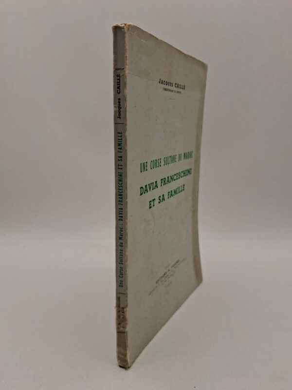 Le livre retrace le parcours de Davia Franceschini et ses relations avec le pouvoir marocain. L’auteur étudie les échanges culturels et historiques entre la Corse, la France et le Maroc. À travers cette famille, l’ouvrage met en lumière une partie méconnue de l’histoire marocaine et méditerranéenne. Publié en 1968, il constitue un témoignage historique sur les liens entre différentes cultures autour du Maroc.
