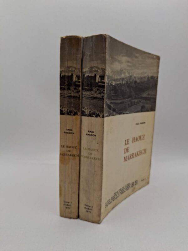 Dans cet ouvrage en deux tomes, Paul Pascon analyse la société rurale, l’agriculture et l’économie du Haouz de Marrakech. L’auteur étudie les structures sociales, les terres agricoles et les transformations du monde rural marocain. Le livre constitue une référence importante en sociologie et en géographie du Maroc contemporain. Grâce à une recherche détaillée, il offre une meilleure compréhension des réalités économiques et humaines de la région.