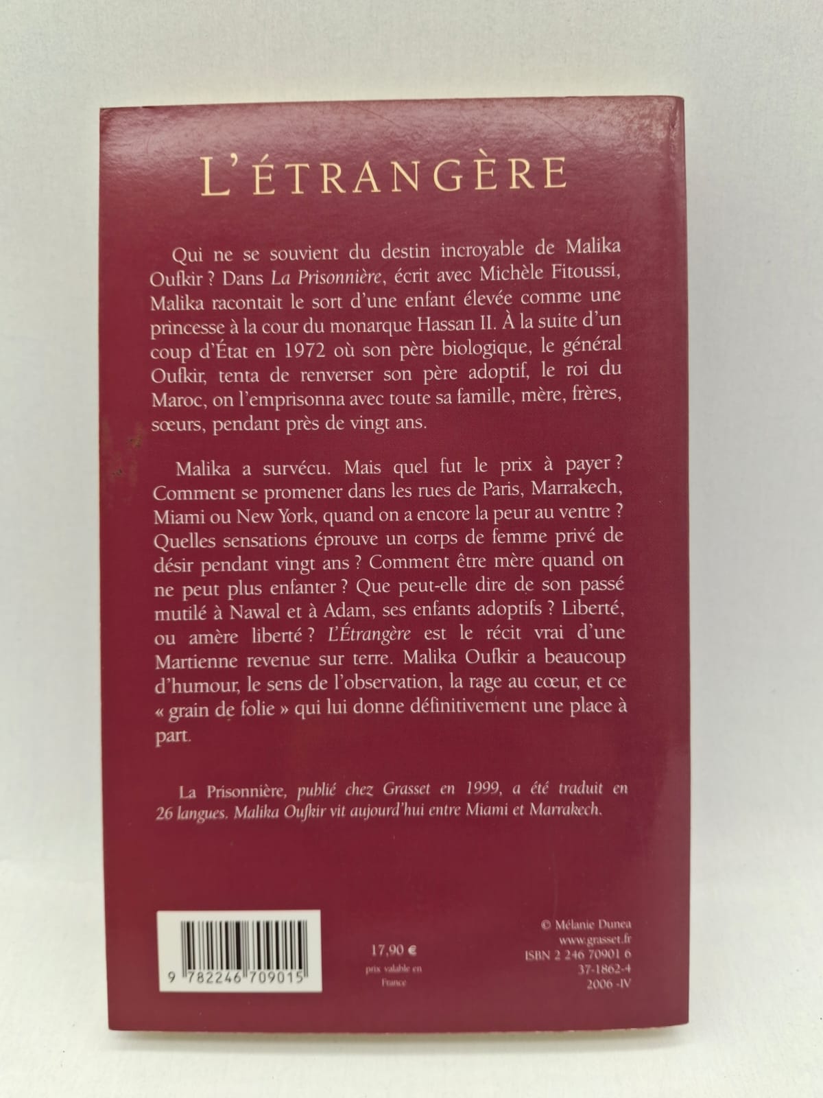 L’Étrangère Malika Oufkir L’Étrangère est un récit autobiographique dans lequel Malika Oufkir raconte son parcours personnel entre exil, identité et mémoire au Maroc.