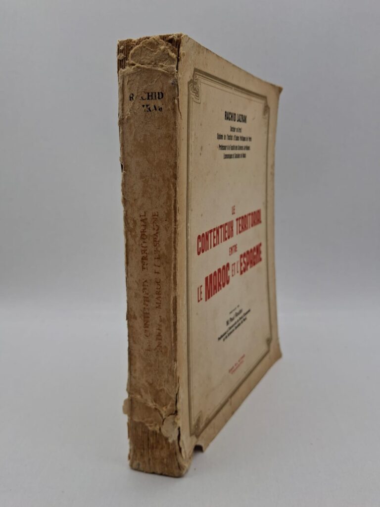 Le livre étudie les revendications territoriales opposant le Maroc et l’Espagne à travers une approche juridique et historique. L’auteur examine les accords, traités et contextes coloniaux ayant influencé ces conflits. Il met en lumière les enjeux politiques et diplomatiques liés aux territoires disputés. Cet ouvrage constitue une référence académique sur les relations maroco-espagnoles et le droit international territorial.