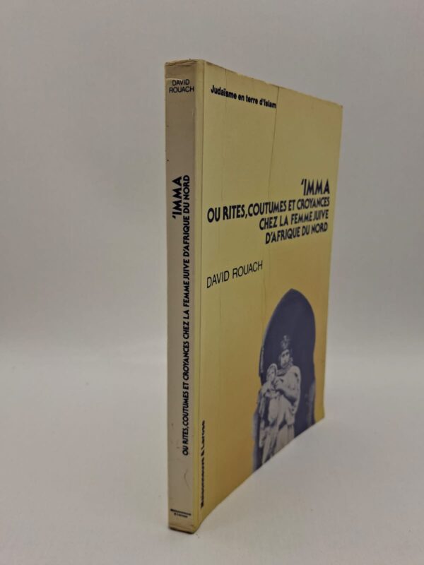 Le livre étudie les rites, coutumes et pratiques sociales des communautés juives nord-africaines. L’auteur met en lumière le rôle de la femme dans la transmission des traditions familiales et religieuses. Il analyse les croyances populaires, les cérémonies et les usages liés à la vie quotidienne. Cet ouvrage constitue un témoignage précieux sur le patrimoine culturel juif en Afrique du Nord.