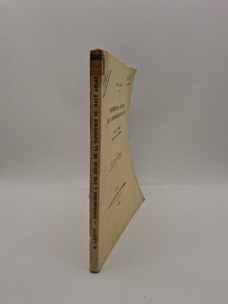 Cet ouvrage constitue une étude linguistique et géographique consacrée à la toponymie du Haut Atlas marocain. Émile Laoust y analyse les noms de lieux, leurs origines berbères et leurs significations culturelles. Basée sur les cartes de Jean Dresch, cette recherche met en lumière les liens entre langue, territoire et histoire. Le livre représente une référence importante pour l’étude du patrimoine amazigh et de la géographie marocaine.