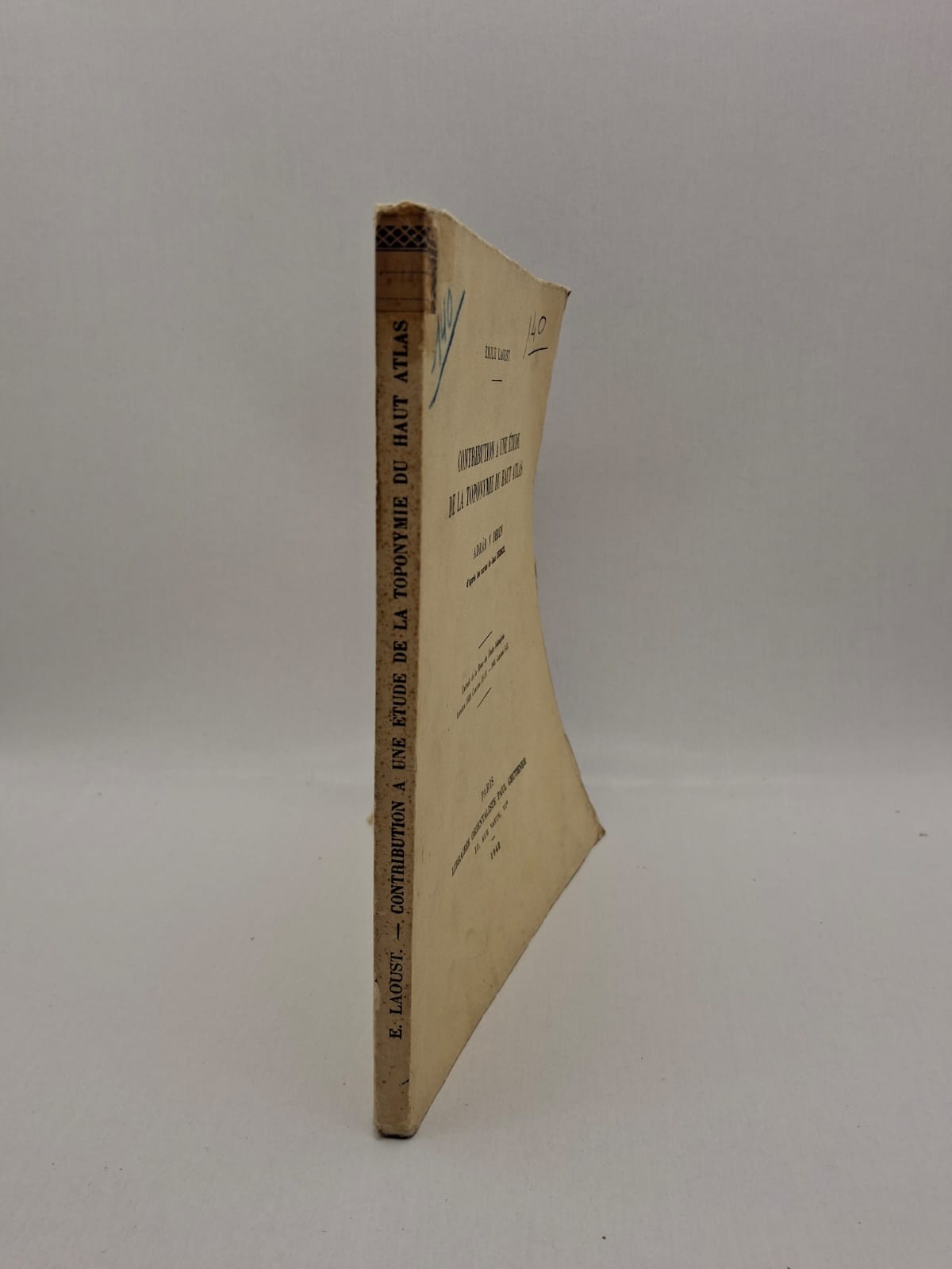 Librairie Orientaliste Paul Geuthner Émile Laoust Cet ouvrage constitue une étude linguistique et géographique consacrée à la toponymie du Haut Atlas marocain. Émile Laoust y analyse les noms de lieux, leurs origines berbères et leurs significations culturelles. Basée sur les cartes de Jean Dresch, cette recherche met en lumière les liens entre langue, territoire et histoire. Le livre représente une référence importante pour l’étude du patrimoine amazigh et de la géographie marocaine.