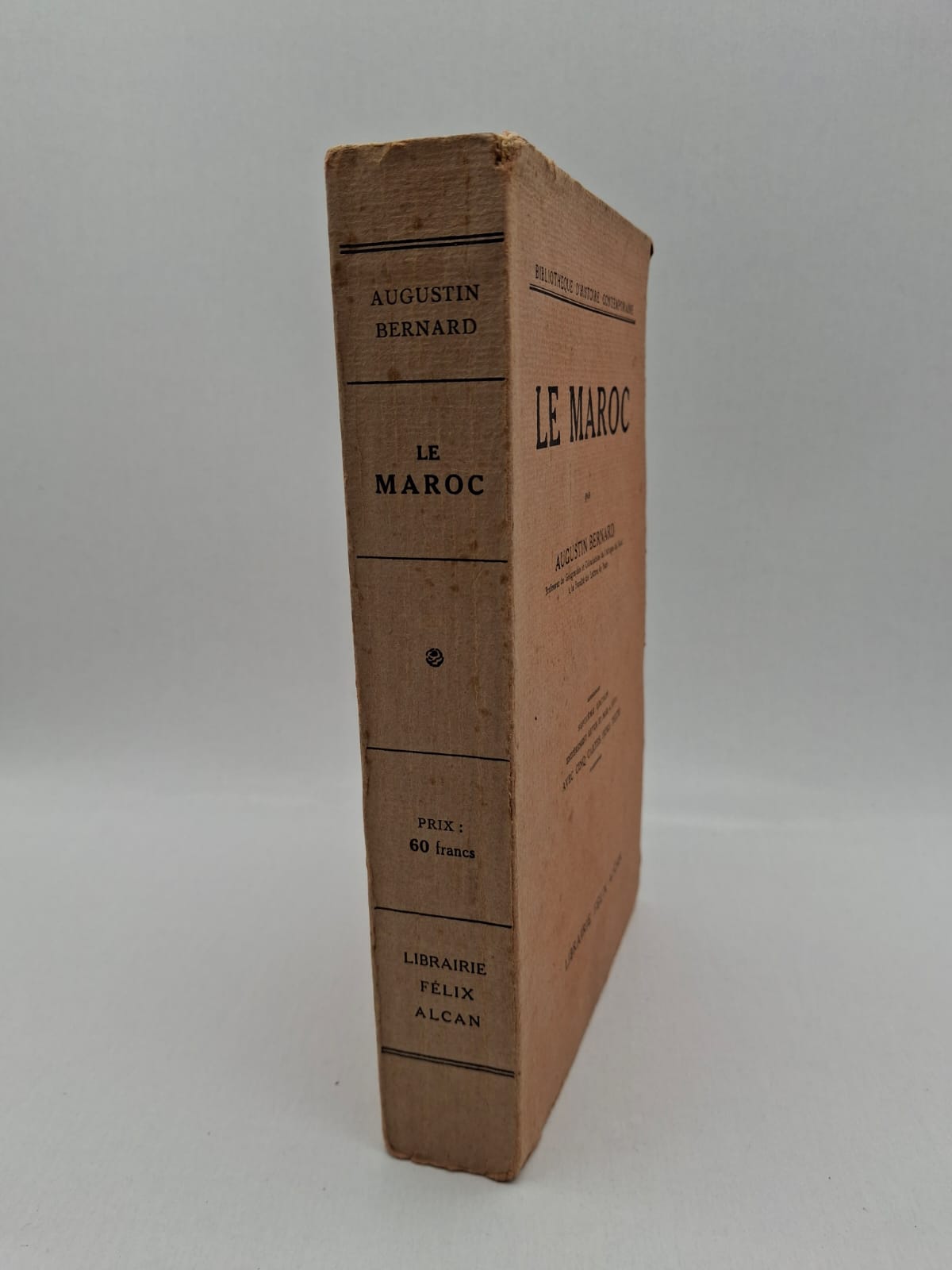 Le Maroc Augustin Bernard Cet ouvrage présente une étude géographique, historique et coloniale du Maroc au début du XXe siècle. Augustin Bernard y analyse les régions, les populations, les ressources et l’organisation du territoire marocain sous le protectorat français. Le livre met également en avant les enjeux politiques et économiques de la colonisation en Afrique du Nord. Considéré comme une référence de son époque, il reflète le regard académique français sur le Maroc colonial.