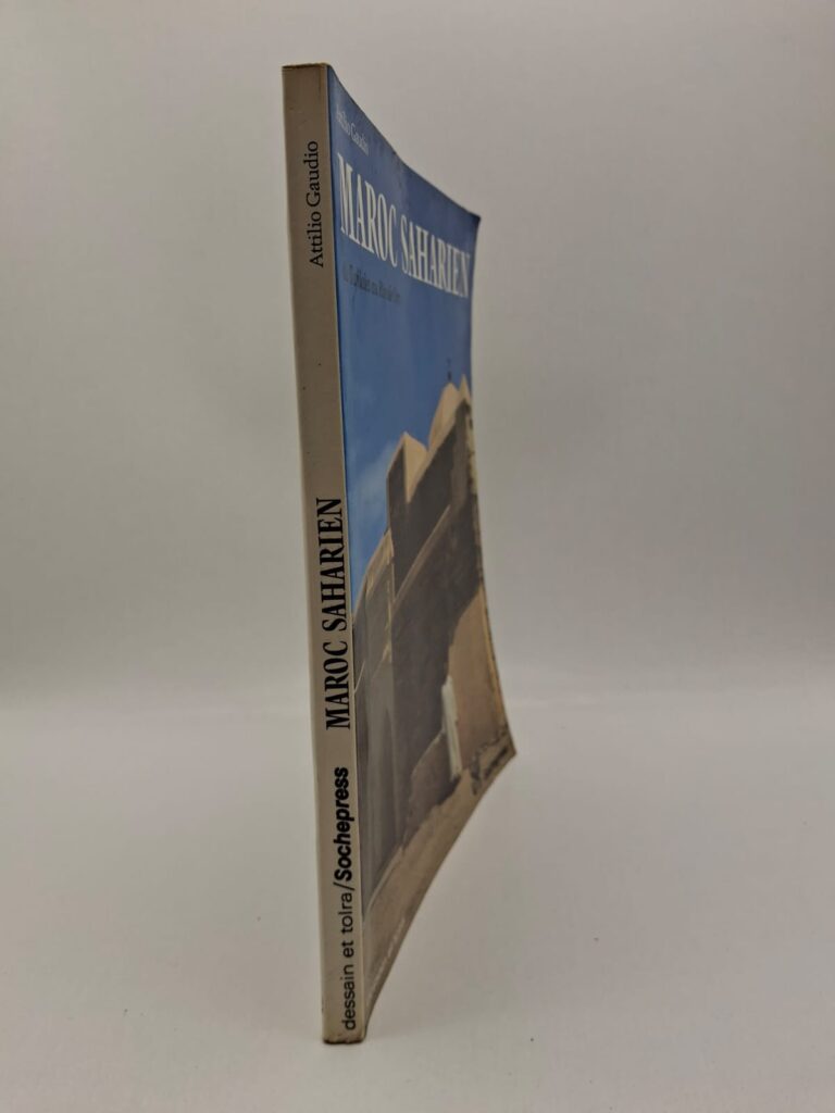 Le Maroc décrit les différentes régions marocaines, leurs habitants et leurs modes de vie. L’ouvrage parle des montagnes, des villes impériales, des souks et du désert. Il explique aussi certaines coutumes, l’histoire et les influences culturelles du pays. Ce livre ancien avait un but documentaire et pédagogique pour faire connaître le Maroc aux jeunes lecteurs français.