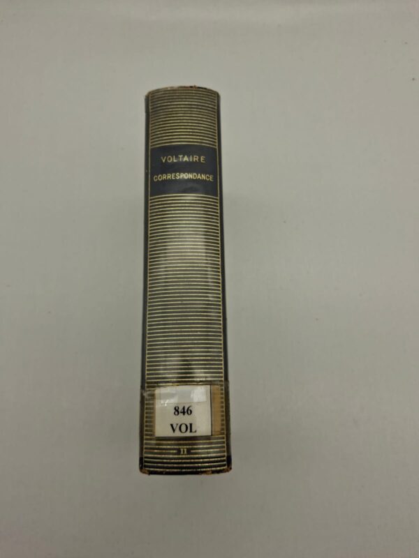 Ce volume rassemble les lettres écrites par Voltaire, l'un des plus grands esprits du Siècle des Lumières, à ses contemporains. Il offre un témoignage direct sur ses combats philosophiques, ses amitiés intellectuelles et les coulisses de la vie culturelle européenne du XVIIIe siècle. À travers ce style vif et ironique, le lecteur découvre l'homme derrière l'écrivain, engagé pour la liberté d'expression et la tolérance. C'est une source historique et littéraire inestimable pour comprendre l'influence de la pensée voltairienne sur l'histoire des idées.
