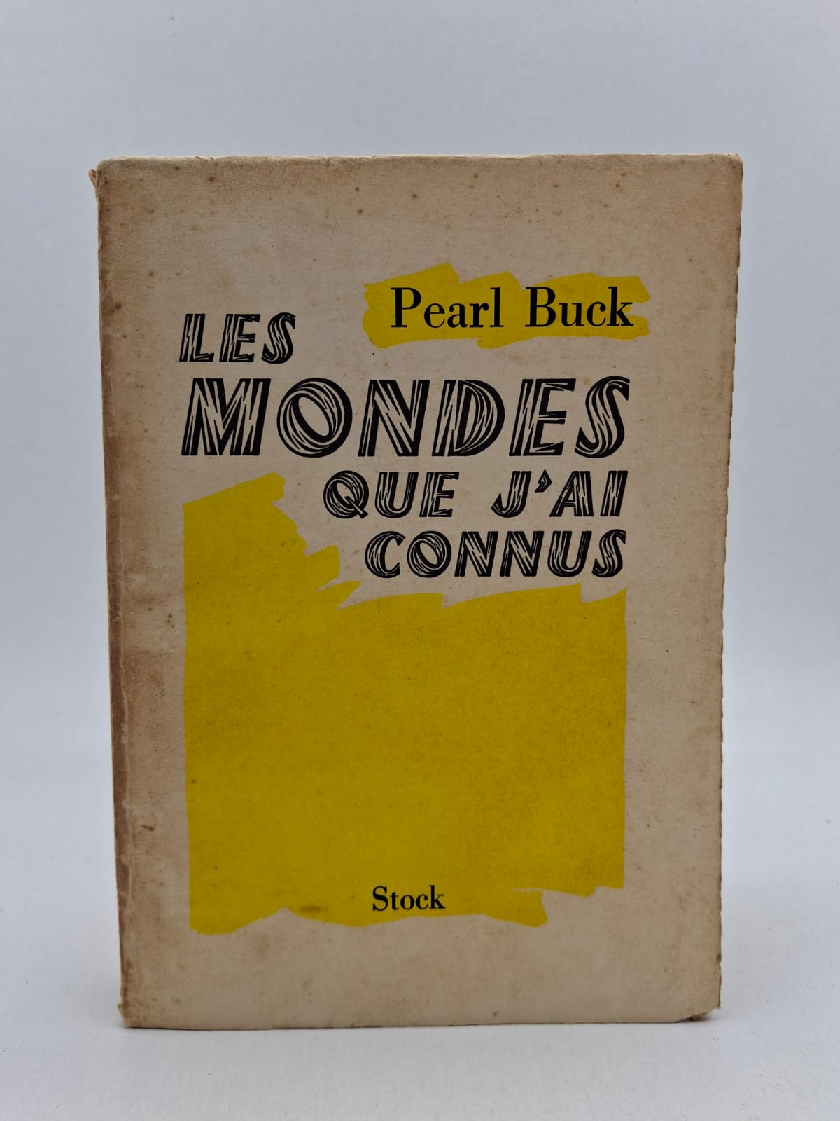 Les Mondes que j'ai connus : Dans ce récit autobiographique, la célèbre romancière et lauréate du prix Nobel Pearl Buck revient sur sa vie fascinante partagée entre l'Orient et l'Occident. Elle y décrit avec finesse son enfance en Chine, l'influence de ses parents missionnaires et son regard sur les bouleversements politiques de son époque. L'ouvrage explore la dualité de son identité et son engagement constant pour la compréhension mutuelle entre les peuples. C'est un témoignage empreint d'humanisme sur la diversité culturelle et les leçons tirées d'une existence riche en voyages.
