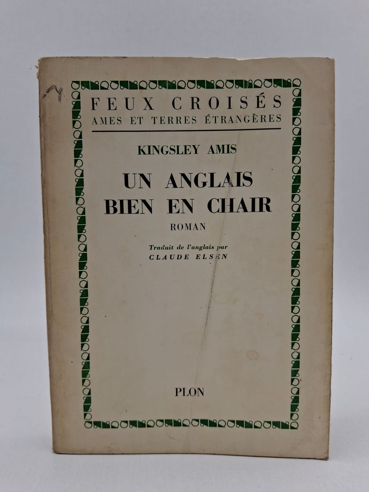 Un Anglais bien en chair-Kingsley Amis L'intrigue suit un protagoniste souvent maladroit, confronté aux rigidités des classes sociales et aux absurdités du milieu académique ou intellectuel. L'auteur y déploie une plume caustique pour dénoncer l'hypocrisie et les faux-semblants de ses contemporains avec une ironie typiquement britannique. Le récit mêle comique de situation et observations sociales aiguisées, caractéristiques du style réaliste et provocateur d'Amis. C'est une œuvre marquante de la littérature anglaise d'après-guerre, offrant une critique sociale toujours d'actualité sous le couvert du divertissement.