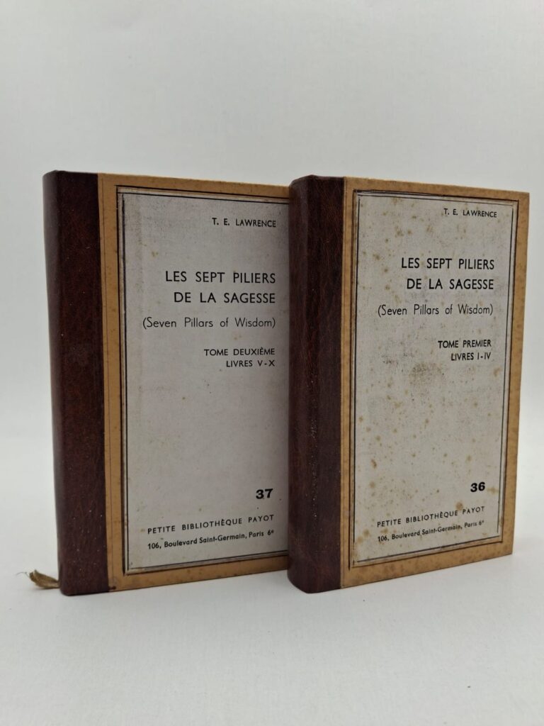 L'auteur y décrit avec une précision littéraire et tactique les opérations de guérilla menées dans le désert. Au-delà du récit de guerre, l'ouvrage est une exploration psychologique profonde des tourments et de l'identité de Lawrence. Il offre un regard unique sur la culture arabe et les enjeux géopolitiques qui ont redessiné le Moyen-Orient. Considéré comme un chef-d'œuvre de la littérature du XXe siècle, il mêle aventure, philosophie et stratégie militaire