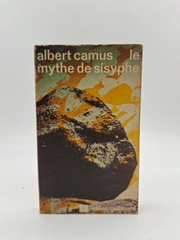 Camus utilise la figure mythologique de Sisyphe, condamné à rouler éternellement un rocher, pour illustrer la condition humaine. L'auteur pose la question fondamentale du suicide comme seule réponse sérieuse à l'absence de sens du monde. Il conclut que la conscience de l'absurde doit mener non au désespoir, mais à une liberté accrue et à une passion pour la vie. L'œuvre s'achève sur une note célèbre d'acceptation héroïque : « Il faut imaginer Sisyphe heureux. »