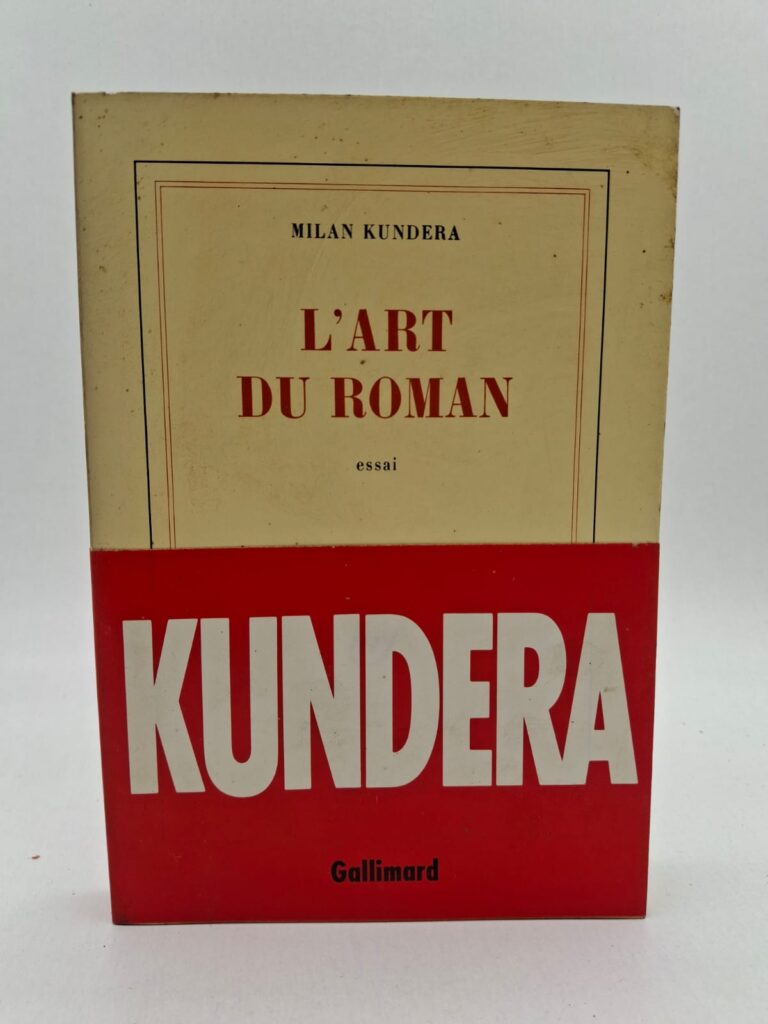 L'auteur y définit le roman non comme une simple fiction, mais comme une forme de connaissance capable d'appréhender la complexité du monde. Il rend hommage aux grands maîtres du genre, de Cervantès à Kafka, tout en analysant l'évolution de la structure romanesque. Kundera explore également ses propres méthodes de travail, abordant la composition, le rythme et le rôle de l'humour dans ses récits. L'ouvrage constitue une défense passionnée de l'esprit du roman face aux idéologies et à la simplification de la pensée moderne.