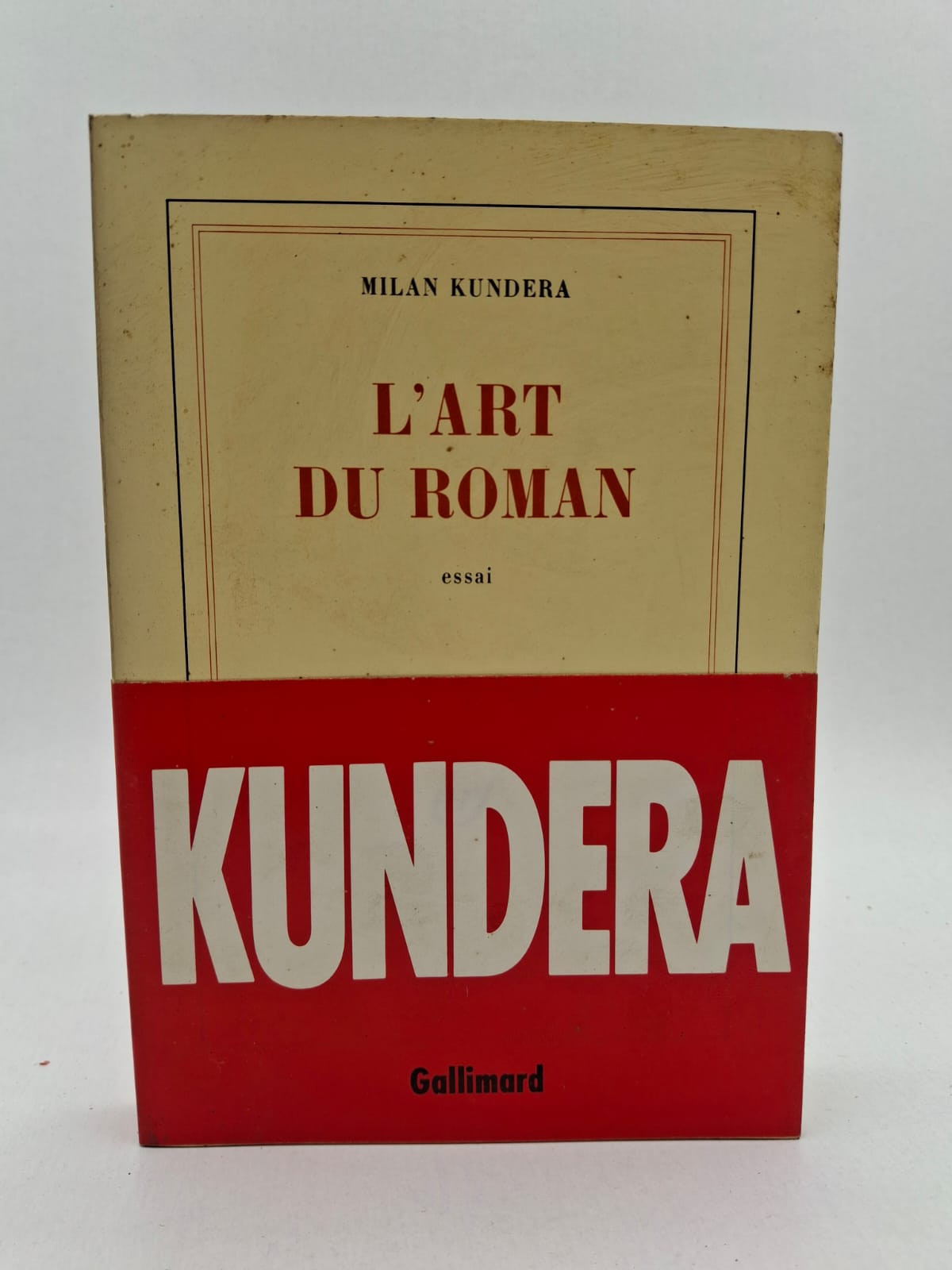 L'Art du roman-Milan Kundera L'auteur y définit le roman non comme une simple fiction, mais comme une forme de connaissance capable d'appréhender la complexité du monde. Il rend hommage aux grands maîtres du genre, de Cervantès à Kafka, tout en analysant l'évolution de la structure romanesque. Kundera explore également ses propres méthodes de travail, abordant la composition, le rythme et le rôle de l'humour dans ses récits. L'ouvrage constitue une défense passionnée de l'esprit du roman face aux idéologies et à la simplification de la pensée moderne.
