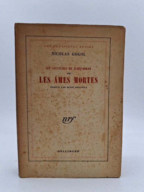 L'intrigue suit l'énigmatique Tchitchikov, un homme qui parcourt la campagne russe pour racheter aux propriétaires terriens leurs "âmes mortes", des serfs décédés mais toujours inscrits sur les registres fiscaux. Son objectif est d'utiliser ces titres de propriété fictifs pour obtenir un prêt bancaire important et s'élever socialement. À travers ce voyage, Gogol brosse un portrait féroce et grotesque de la corruption, de la cupidité et de la médiocrité humaine. Cette épopée inachevée demeure une critique magistrale du système féodal et de l'âme russe du XIXe siècle