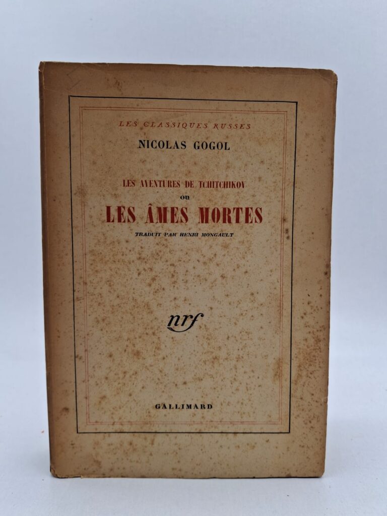 L'intrigue suit l'énigmatique Tchitchikov, un homme qui parcourt la campagne russe pour racheter aux propriétaires terriens leurs "âmes mortes", des serfs décédés mais toujours inscrits sur les registres fiscaux. Son objectif est d'utiliser ces titres de propriété fictifs pour obtenir un prêt bancaire important et s'élever socialement. À travers ce voyage, Gogol brosse un portrait féroce et grotesque de la corruption, de la cupidité et de la médiocrité humaine. Cette épopée inachevée demeure une critique magistrale du système féodal et de l'âme russe du XIXe siècle