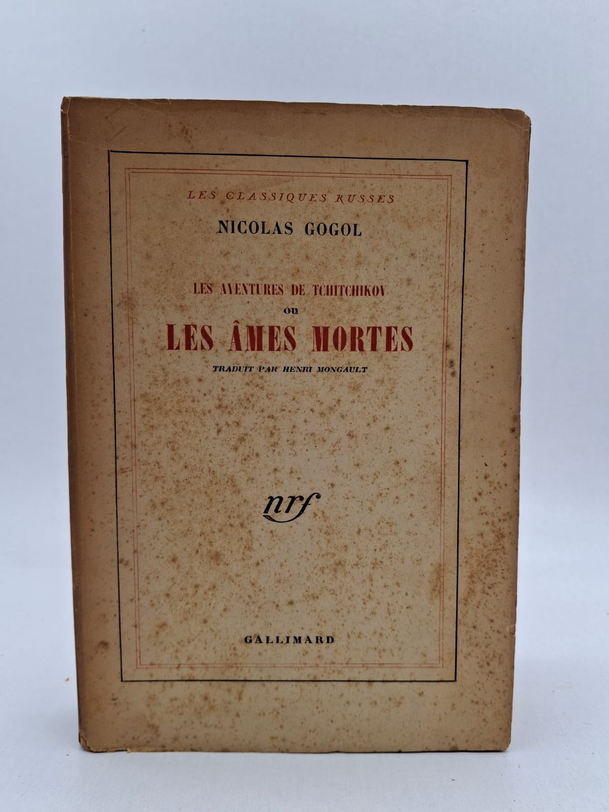 Les Âmes mortes (ou Les Aventures de Tchitchikov)-Nicolas Gogol L'intrigue suit l'énigmatique Tchitchikov, un homme qui parcourt la campagne russe pour racheter aux propriétaires terriens leurs "âmes mortes", des serfs décédés mais toujours inscrits sur les registres fiscaux. Son objectif est d'utiliser ces titres de propriété fictifs pour obtenir un prêt bancaire important et s'élever socialement. À travers ce voyage, Gogol brosse un portrait féroce et grotesque de la corruption, de la cupidité et de la médiocrité humaine. Cette épopée inachevée demeure une critique magistrale du système féodal et de l'âme russe du XIXe siècle