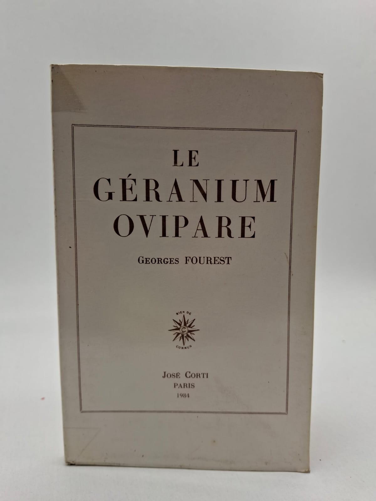 Le Géranium ovipare-Georges Fourest Georges Fourest y déploie un style virtuose, maniant le sonnet classique pour traiter des sujets triviaux, absurdes ou macabres. L'œuvre est célèbre pour ses pastiches audacieux qui détournent les codes de la tragédie racinienne et du romantisme. Sous une apparence de rigueur formelle, le poète cache une verve provocatrice et une imagination totalement débridée. Ce volume, réédité par José Corti, demeure un incontournable de la littérature dite "excentrique" ou "fin-de-siècle"