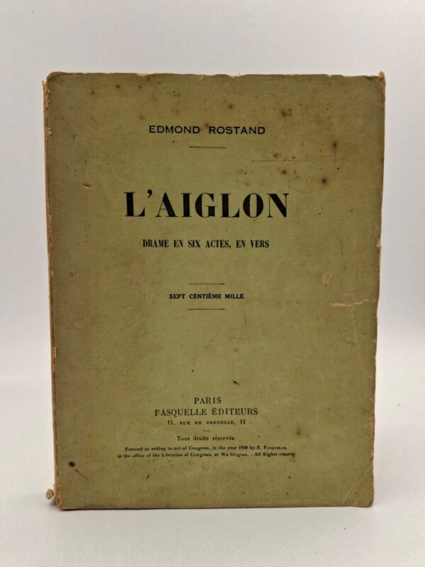 Le duc de Reichstadt, surnommé « l'Aiglon », vit en Autriche sous haute surveillance, hanté par la gloire passée de son père, l'Empereur Napoléon. Malade et fragile, le jeune homme rêve de retourner en France pour reconquérir le trône et restaurer l'Empire, mais il se heurte aux manipulations politiques. À travers des vers d'une grande beauté, la pièce explore le conflit intérieur d'un prince qui se sent incapable d'être à la hauteur de la légende impériale. Le drame se conclut par une fin poignante sur le champ de bataille de Wagram, symbolisant l'échec d'un destin brisé par l'histoire et la maladie.
