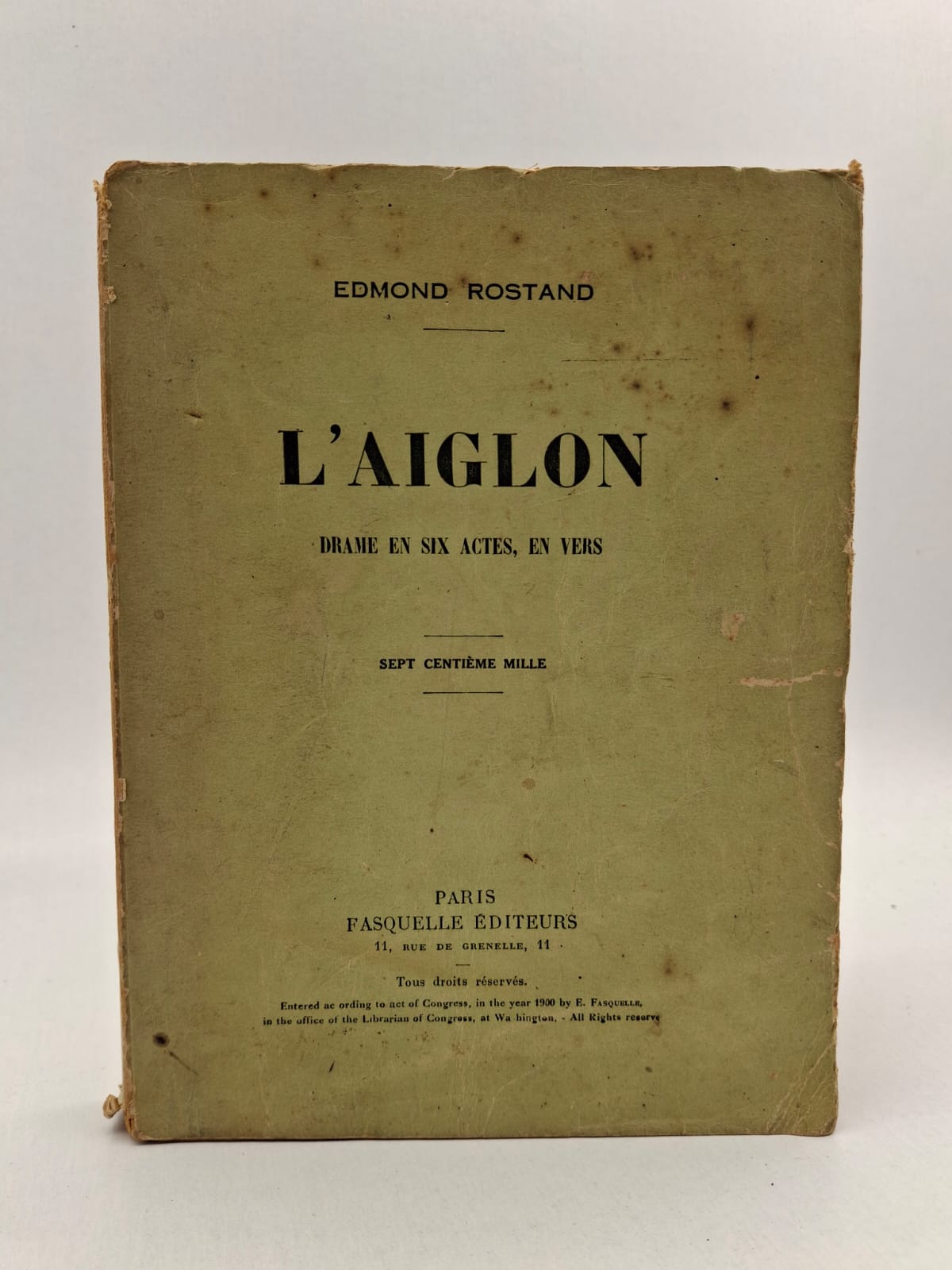 L'Aiglon-Edmond Rostand Le duc de Reichstadt, surnommé « l'Aiglon », vit en Autriche sous haute surveillance, hanté par la gloire passée de son père, l'Empereur Napoléon. Malade et fragile, le jeune homme rêve de retourner en France pour reconquérir le trône et restaurer l'Empire, mais il se heurte aux manipulations politiques. À travers des vers d'une grande beauté, la pièce explore le conflit intérieur d'un prince qui se sent incapable d'être à la hauteur de la légende impériale. Le drame se conclut par une fin poignante sur le champ de bataille de Wagram, symbolisant l'échec d'un destin brisé par l'histoire et la maladie.