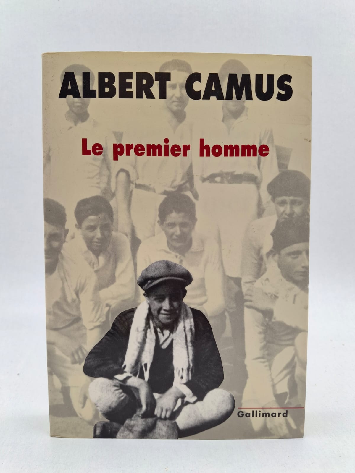 Le Premier Homme-Albert Camus Jacques Cormery, double littéraire de l'auteur, entreprend un voyage en Algérie pour retrouver la trace de son père mort au combat et revoir sa mère silencieuse. Le récit plonge dans les souvenirs d'une enfance pauvre mais lumineuse, marquée par l'école républicaine et la figure protectrice de l'instituteur. À travers cette quête d'identité, Camus rend hommage à ses racines modestes et à la terre algérienne, entre soleil brûlant et misère digne. C'est un texte d'une grande puissance émotionnelle qui explore le sentiment d'être "le premier homme" à devoir tout apprendre seul, sans l'héritage d'un père.
