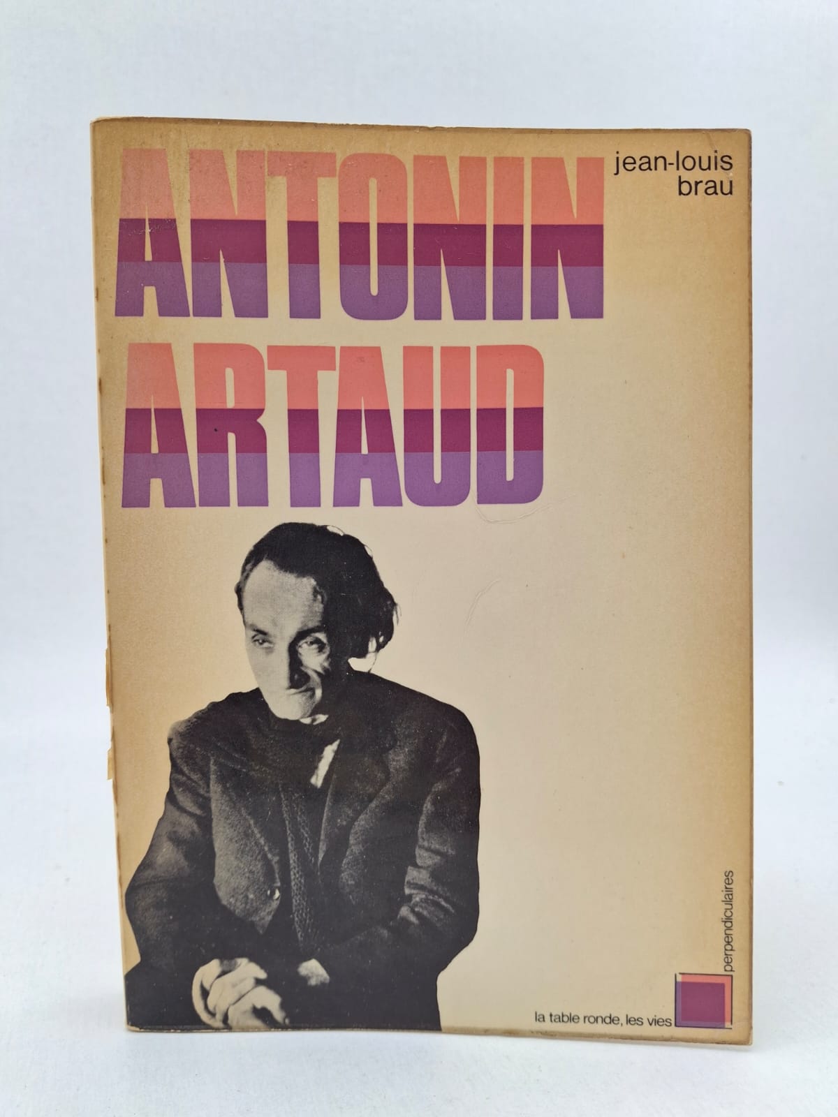 Antonin Artaud-Jean-Louis Brau L'auteur explore le parcours chaotique d'Artaud, de son implication dans le mouvement surréaliste jusqu'à ses expériences théâtrales visionnaires avec le "Théâtre de la Cruauté". Le livre analyse la lutte constante de l'écrivain contre ses souffrances physiques et mentales, marquées par de longues années d'internement psychiatrique. Il met en lumière l'influence majeure d'Artaud sur l'art moderne, notamment sa volonté de briser les codes du langage pour atteindre une expression pure. Jean-Louis Brau dresse un portrait intime et documenté d'un génie écorché vif dont la pensée continue de bousculer notre vision de la culture et de la folie