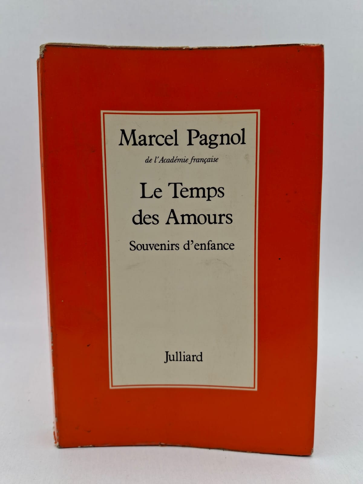 Le Temps des AmoursMarcel Pagnol- Le récit explore les années de lycée de Marcel à Marseille, marquées par des amitiés sincères et la découverte des premières émotions sentimentales. Entre les études et les vacances, l'auteur dépeint avec humour les aventures de ses camarades et l'évolution de sa relation avec son père, Joseph. L'œuvre capture la transition délicate entre l'insouciance de l'enfance et les responsabilités naissantes de l'âge adulte dans une Provence pittoresque. À travers des anecdotes savoureuses, Pagnol rend un dernier hommage nostalgique à un monde révolu imprégné de tendresse et de simplicité.