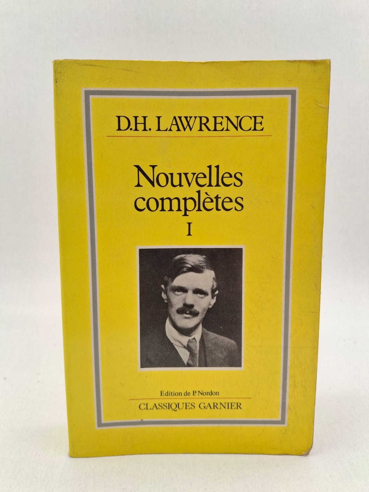 Nouvelles complètes-D.H. Lawrence Le recueil explore la complexité des relations amoureuses et sociales dans l'Angleterre industrielle du début du XXe siècle. À travers des personnages souvent tourmentés, l'auteur analyse l'opposition entre les instincts naturels et les contraintes rigides de la société. Les nouvelles se distinguent par une écriture intense et sensorielle, mettant en scène des conflits de classe et des quêtes d'identité profonde. Ce volume offre un aperçu fascinant du génie de Lawrence pour capturer l'essence de l'âme humaine dans toute sa vulnérabilité et sa force