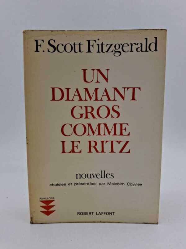 La nouvelle titre raconte l'aventure fantastique d'un jeune homme invité dans la propriété secrète d'une famille dont la richesse repose sur un diamant monumental. À travers ces récits, Fitzgerald dénonce la corruption morale et la cruauté cachées derrière les apparences de luxe et de perfection sociale. Les textes mêlent réalisme et onirisme pour illustrer la quête désespérée du bonheur et l'impossibilité de retrouver une innocence perdue. C'est une œuvre majeure qui capture l'esprit de « la génération perdue », oscillant entre la fête éblouissante et la mélancolie profonde.