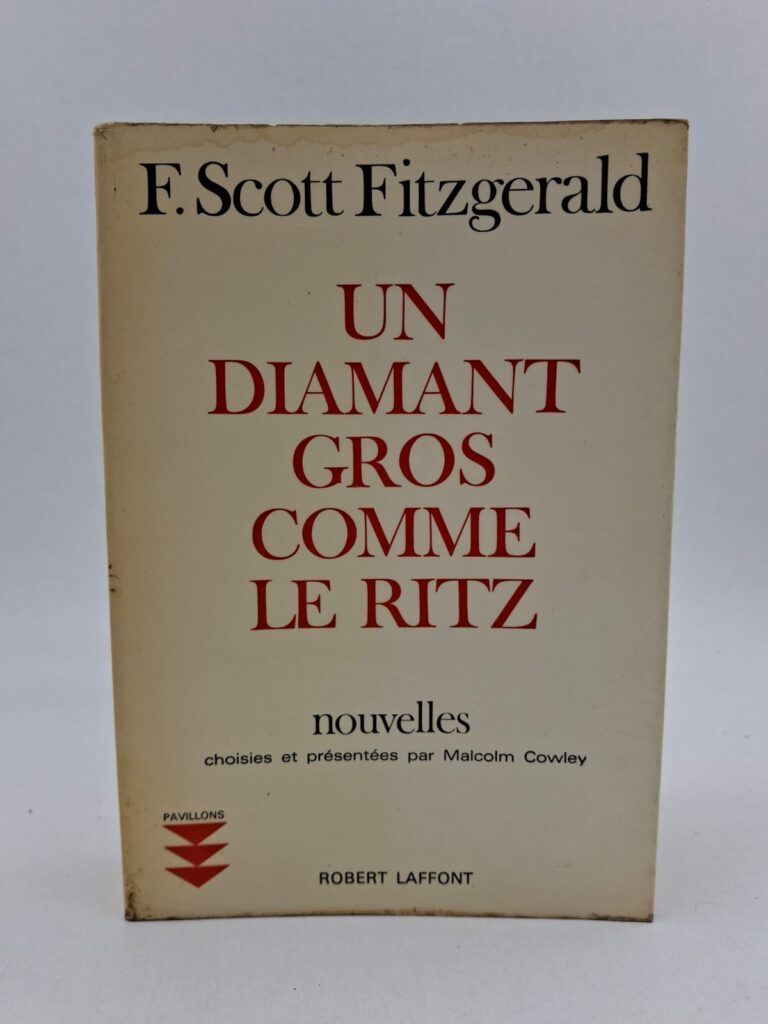 La nouvelle titre raconte l'aventure fantastique d'un jeune homme invité dans la propriété secrète d'une famille dont la richesse repose sur un diamant monumental. À travers ces récits, Fitzgerald dénonce la corruption morale et la cruauté cachées derrière les apparences de luxe et de perfection sociale. Les textes mêlent réalisme et onirisme pour illustrer la quête désespérée du bonheur et l'impossibilité de retrouver une innocence perdue. C'est une œuvre majeure qui capture l'esprit de « la génération perdue », oscillant entre la fête éblouissante et la mélancolie profonde.
